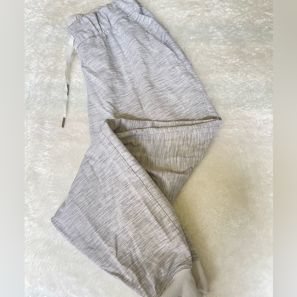 Lululemon, women’s stretch joggers, white, size 6